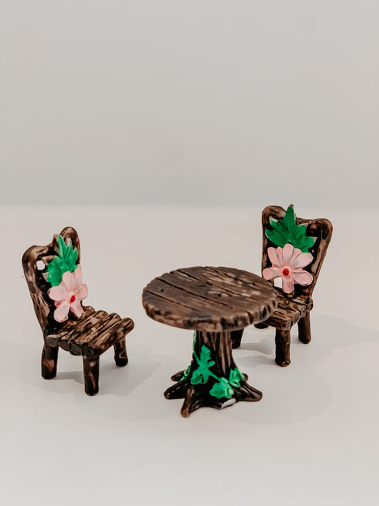 Fairy garden accessories: fairy table and chairs